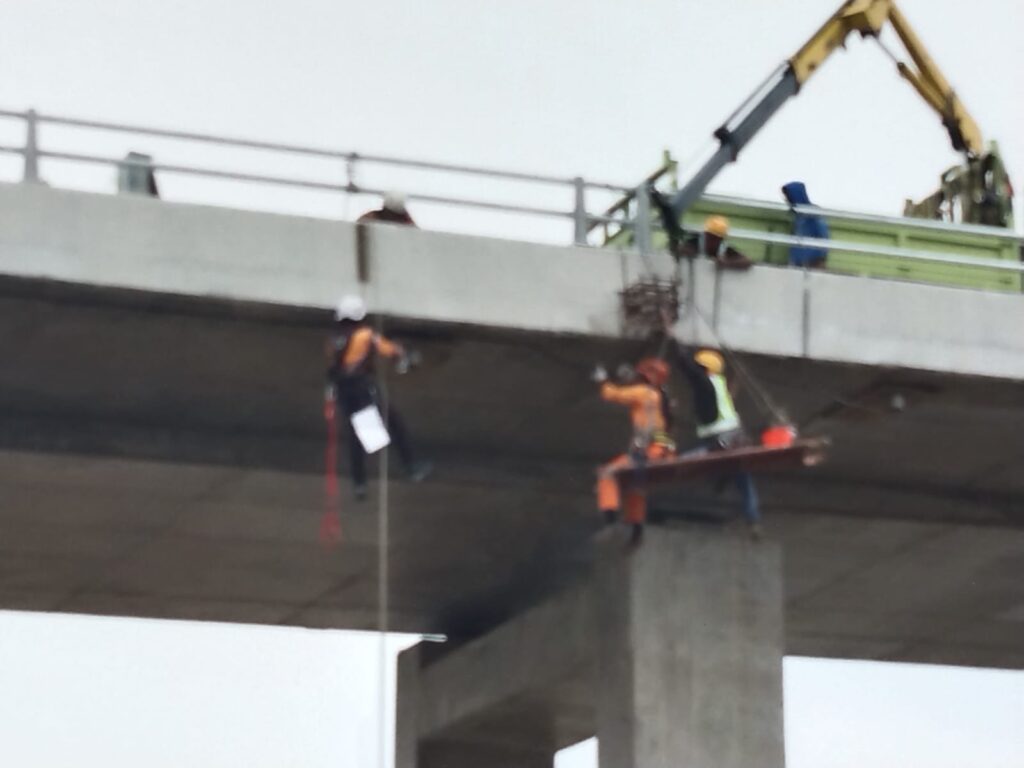 Pemasangan Bekisting dan Angkur PJU di Jembatan Gantung .